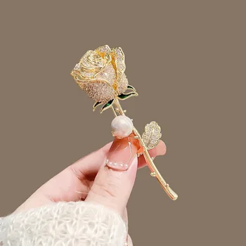 Брошка-роза от планински кристал Луксозен златен цвят За жени, Елегантни жени с перлата на цвете на ревера, брошка-жени от плат за рокли, модни бижута сватба