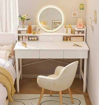 Модерна и минималистичная малка спалня, бюро, огледало за грим и тоалетка интегрирани