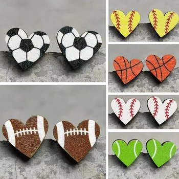 Модерни футболни дървени обеци-карамфил с хубав сърце за жени, модни стръмни футболни Ръгби, Баскетболни и бейзболни обици за момичета, аксесоар