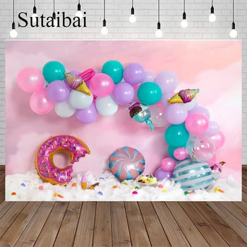 Прекрасни декори, за парти по случай рождения Ден на фотосесия, пъстри балони, понички, сладкиши, бонбони, фонове, оформяне студиен фон